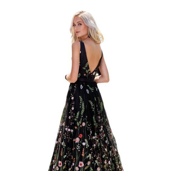Dame Botanisk Aftenkjole med florale Broderier og volumiøs Tylllag Stilla