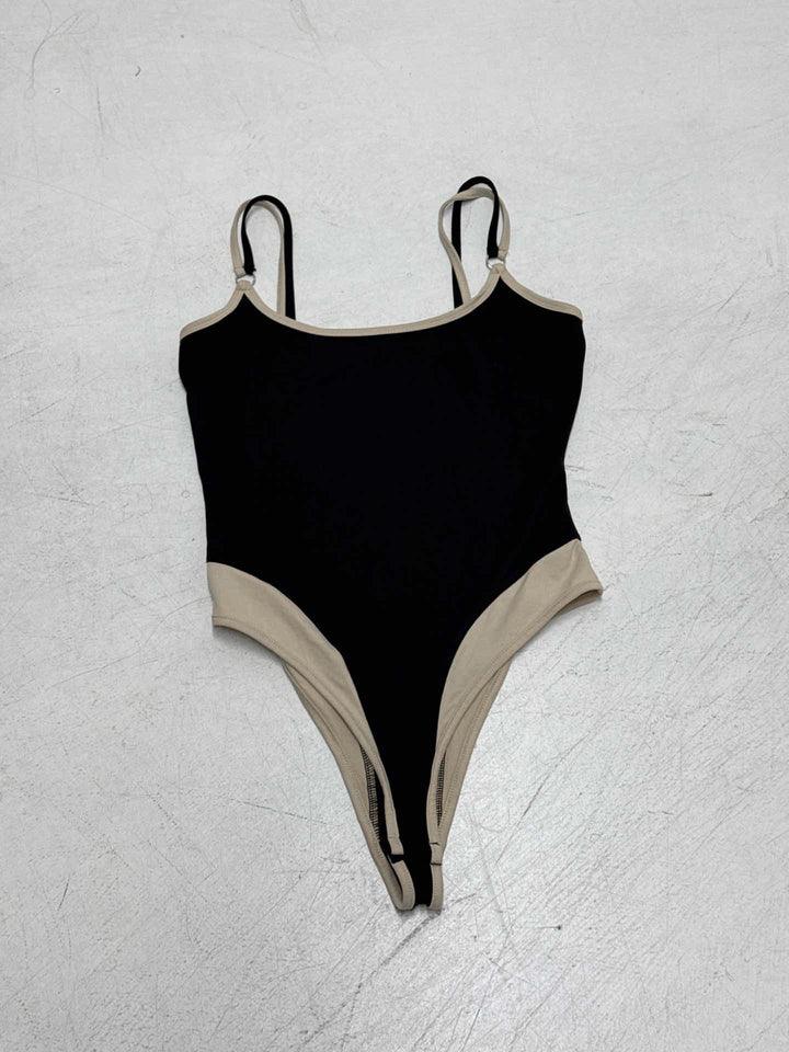 Kvinder ensfarvet badedragt med raffineret design og justerbare stropper Skovae