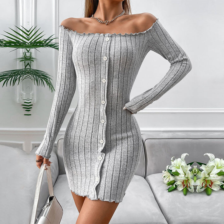 Kvindernes strikkjole med off-shoulder design og elegant knaplukning Stilla