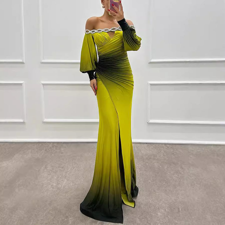 Dame Off-Shoulder Aftenkjole med draperet talje og glitrende applikationer Stiila