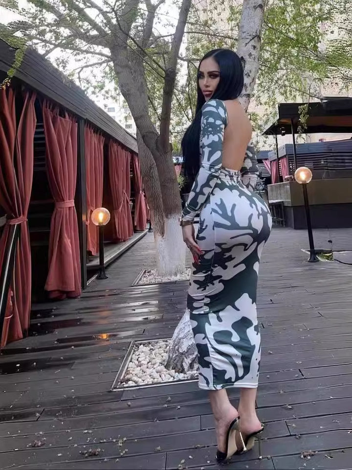 Dame tætsiddende maxikjole med dyb rygudskæring og unikt camouflage-design Stilla