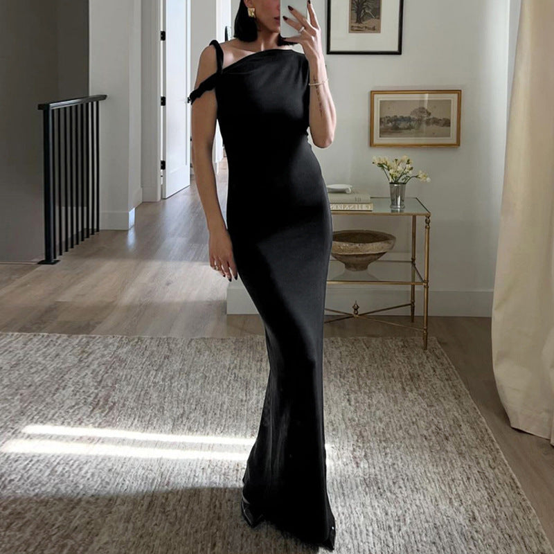Dame figursyet maxikjole med asymmetriske stropper og elegant snit Stilla