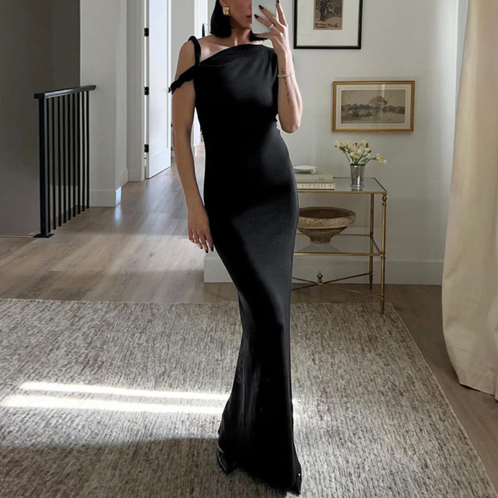 Dame figursyet maxikjole med asymmetriske stropper og elegant snit Stilla