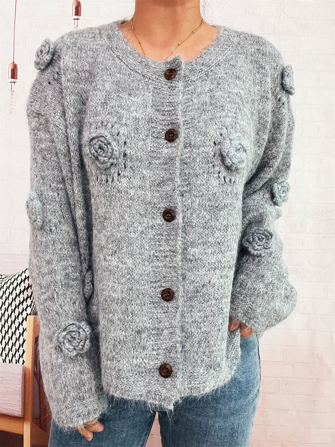 Kvinders hyggelige cardigan med blomsterapplikationer og knaplukning Stilla