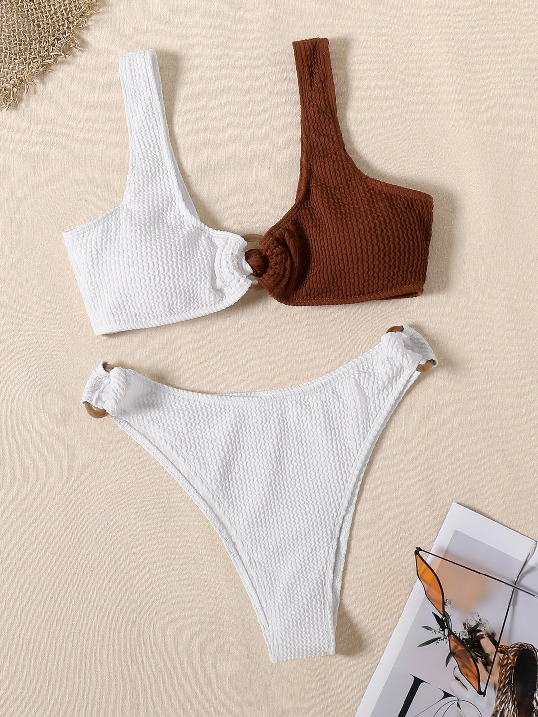 Dame bikini-sæt med trendy ringdetalje og asymmetrisk design Stilla