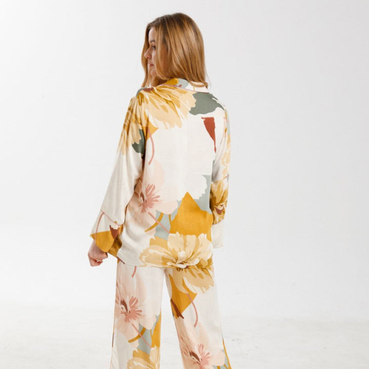 Dame natsæt med elegant blomsterdesign og kvalitets satin Stilla