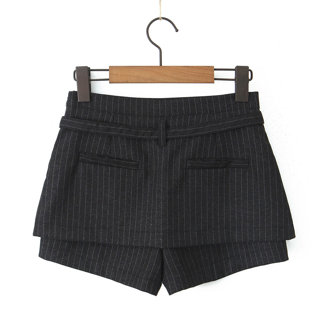 Dame elegante shorts med fine nålestriber og justérbart bælte Stilla