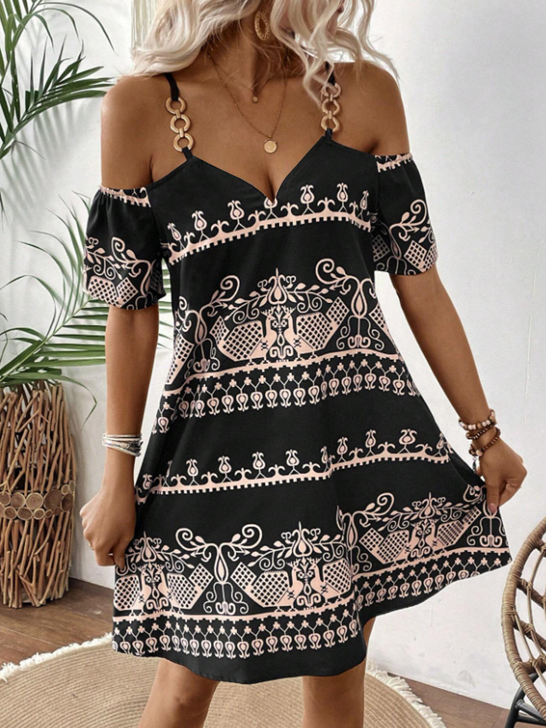 Dame Off-Shoulder Kjole med dekorative stropper Stilla