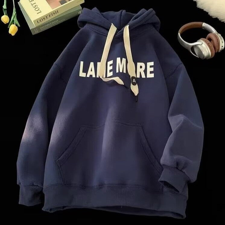 Kvinders hoodie med moderne bogstaver og eksklusiv design Skovae