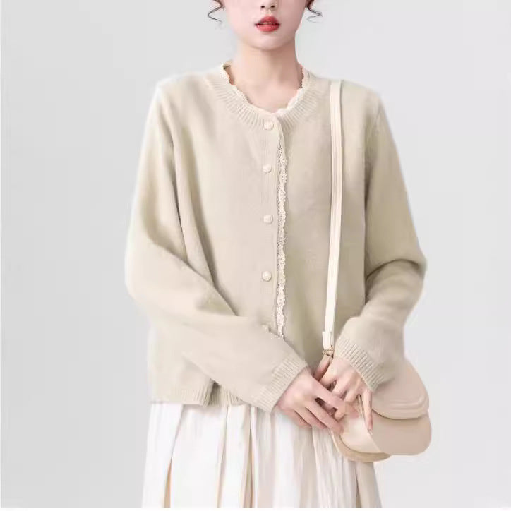 Kvinders cardigan med blonder og smukke perleknapper Stilla