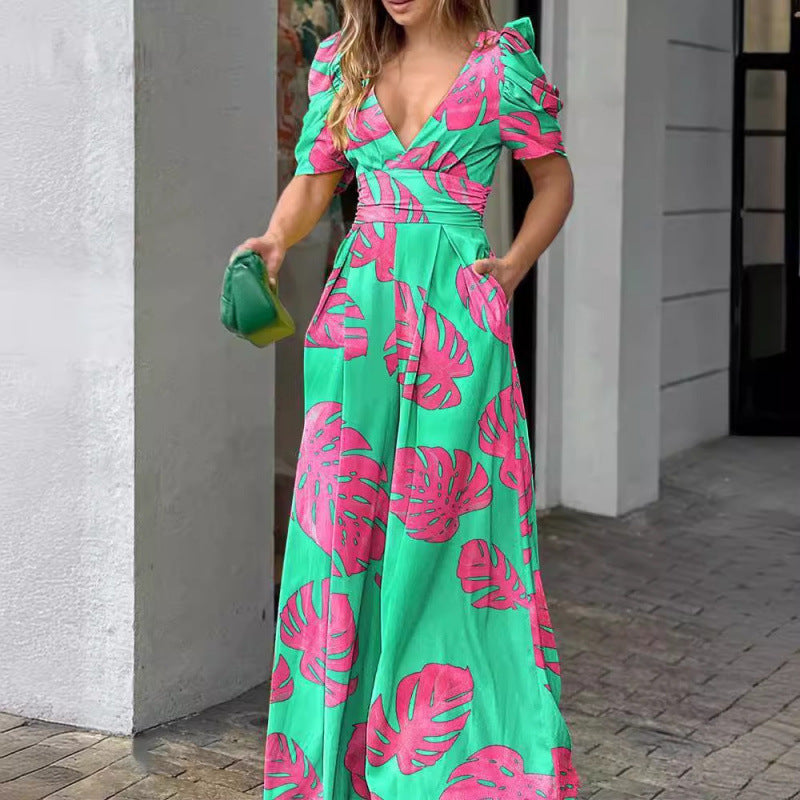 Femme Tropical Print Maxi Kjole med flatterende Vikkel-design Stilla