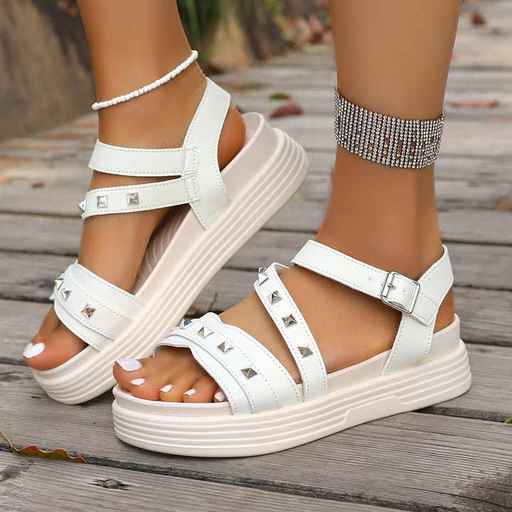 Dame Komfortable Sandaler med stilfulde nitteaccent og justerbar rem Stilla