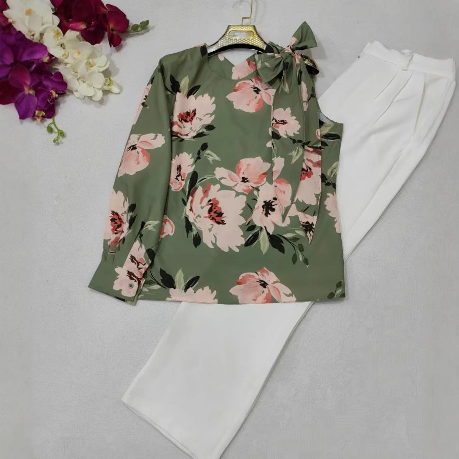 Damebluse med elegante flæseærmer og blomsterdesign Stilla