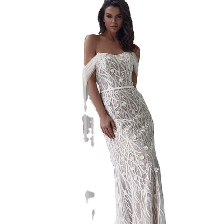 Dame brudekjole med fine spids applikationer og off-shoulder design Stilla