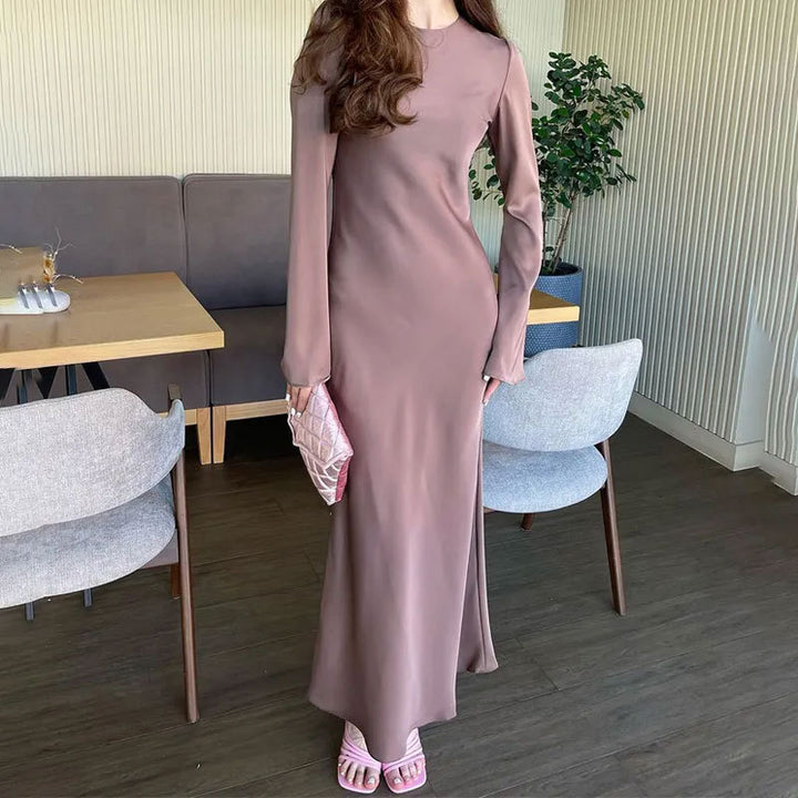Dame maxikjole med elegante ærmelbånd og tætsiddende snit Stilla