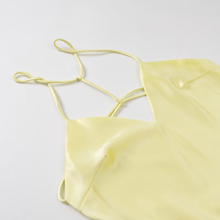 Femme Spaghetti-strop maxi kjole med kryds-bagdetalje Stilla