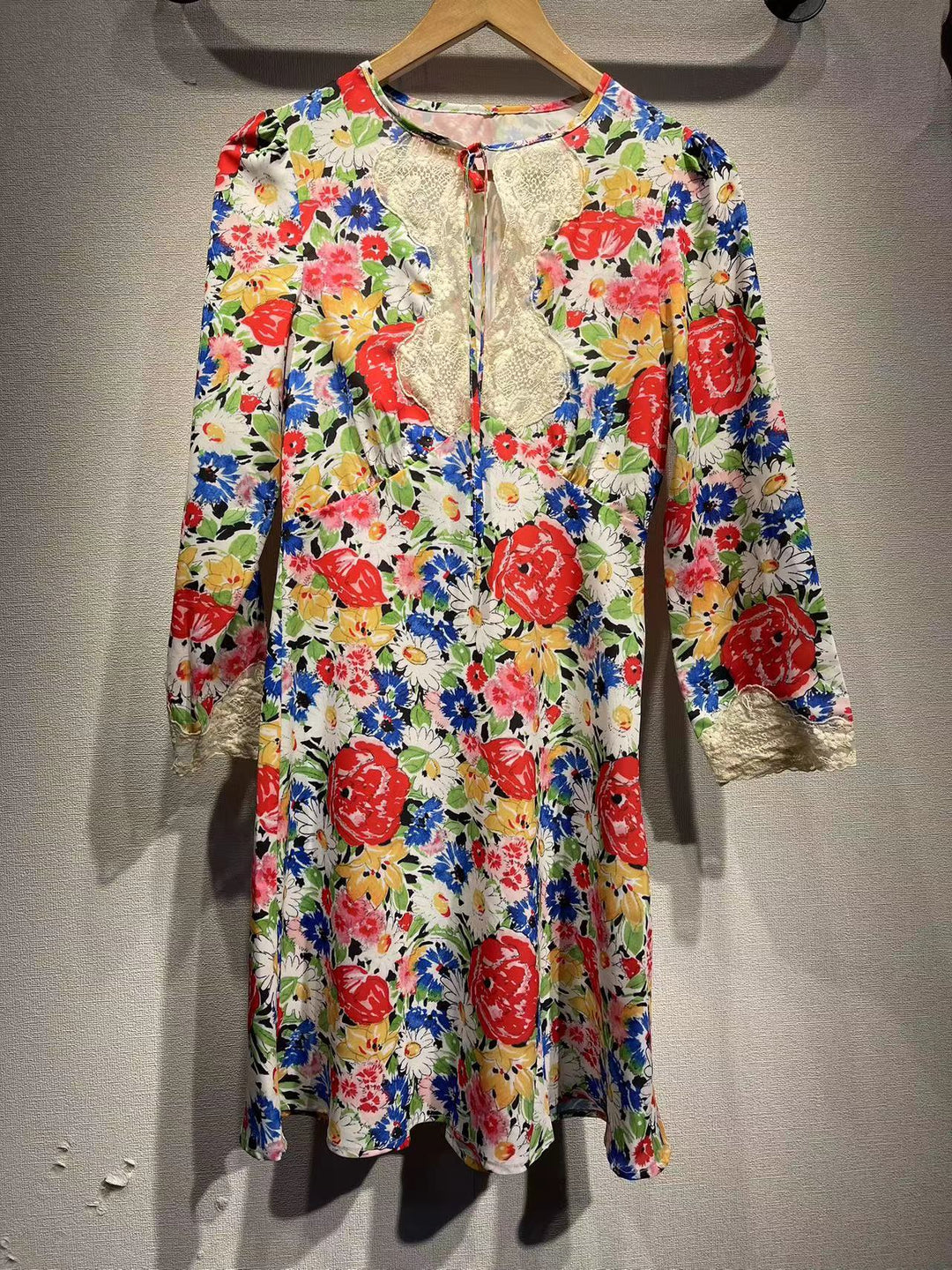 Dame forårskjole med floral blondeindsats og charmerende ærmedetaljer Stilla