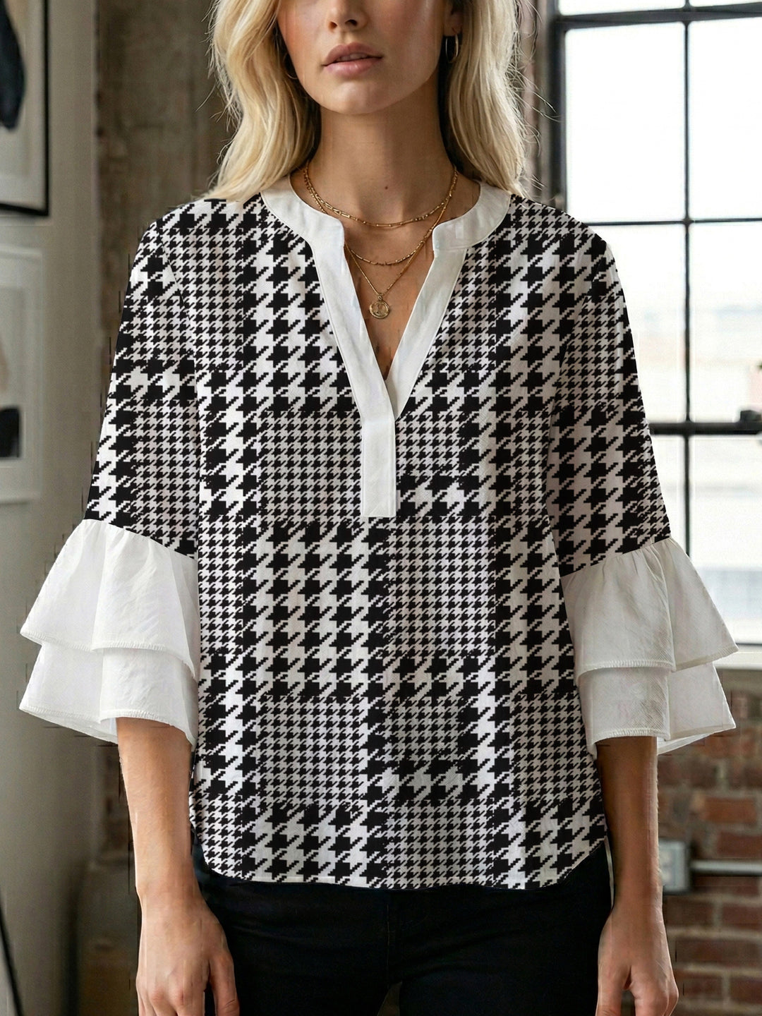 Damebluse med voluminøse rynkede ærmer og moderne motiv Skovae