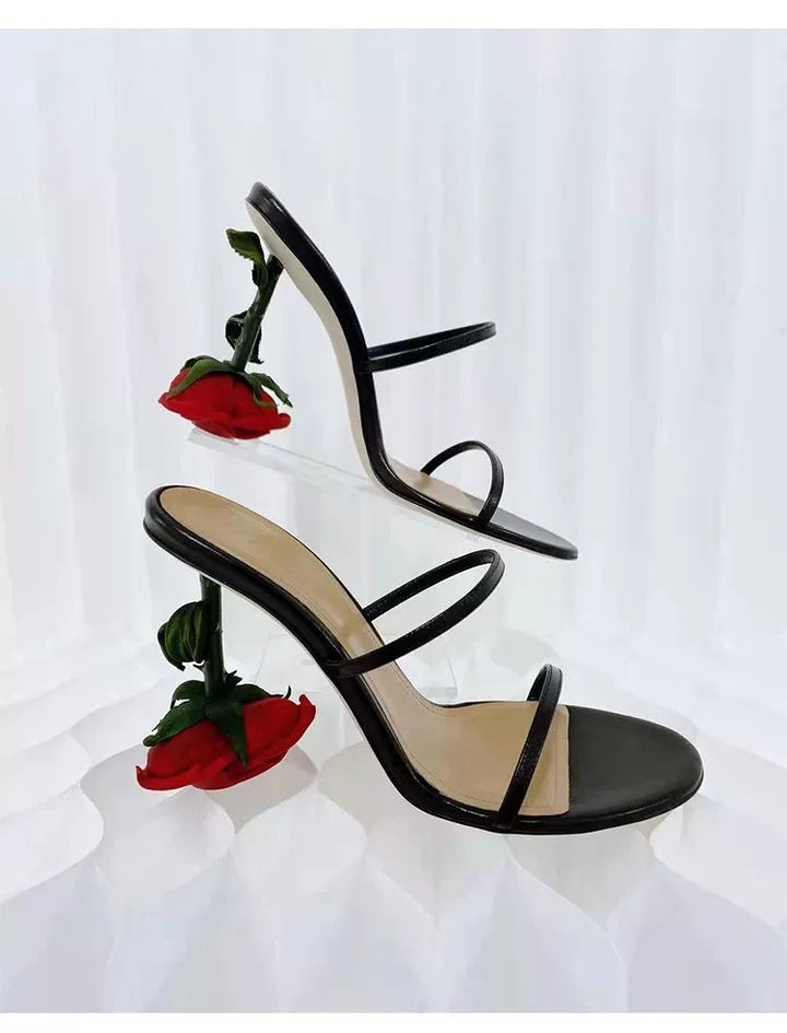Dame sandaler med kreativ neglelak-detalje og elegant rem-design Stilla