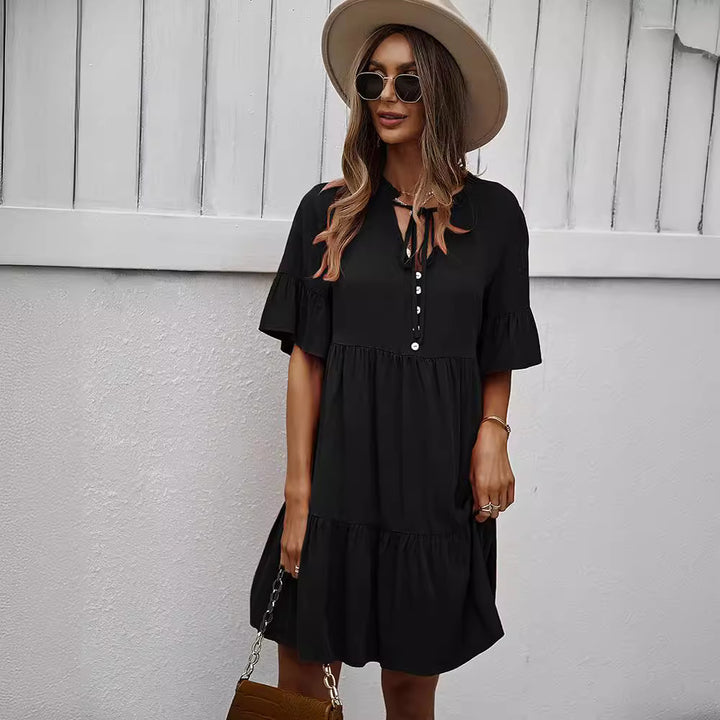Kvindekjole i casual stil med feminint flæsedesign og knapdetaljer Stilla