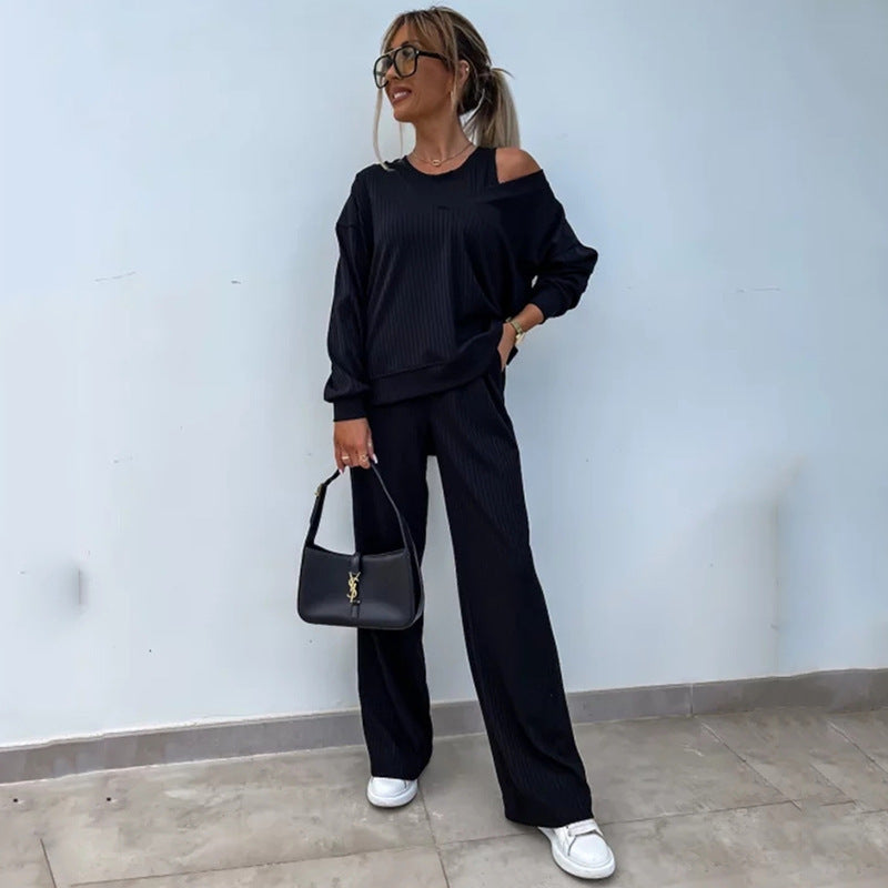 Kvinders afslappede outfit med sideåbninger og bred pasform