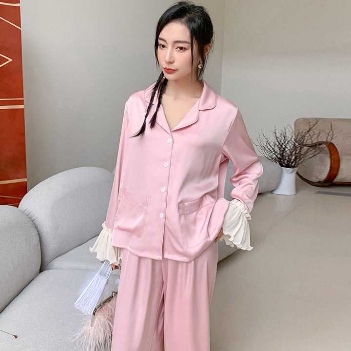 Dame luksuriøst satin pyjamadsæt med flæse-detaljer Stilla