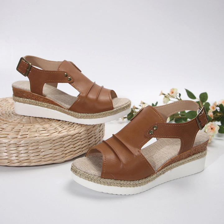 Dame Plateau-sandaler med justerbart rem-design og elegant glans Stilla