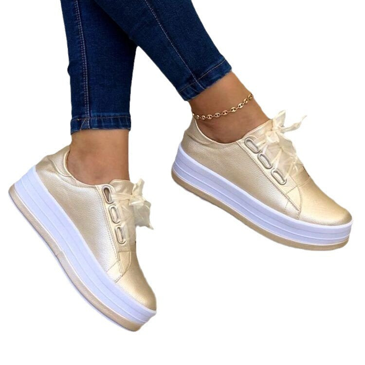 Dame Sneakers i moderigtigt metallic-look med placeret plateau Stilla