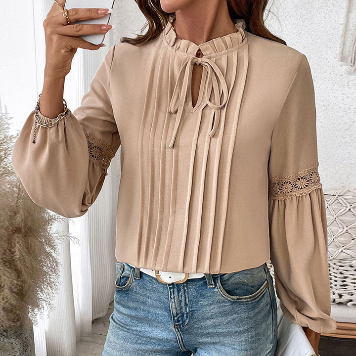 Damebluse med fine folder og spids Stilla