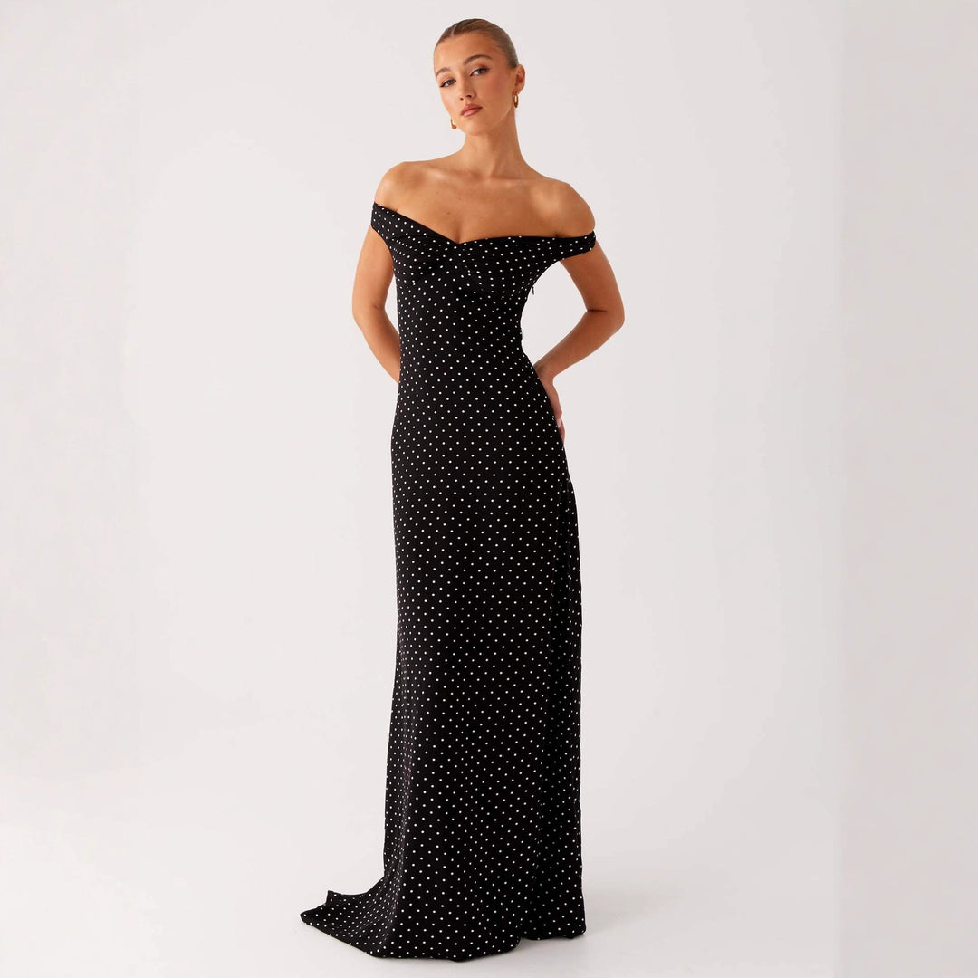 Dame aften kjole med off-shoulder design og elegant prikmønster Skovae