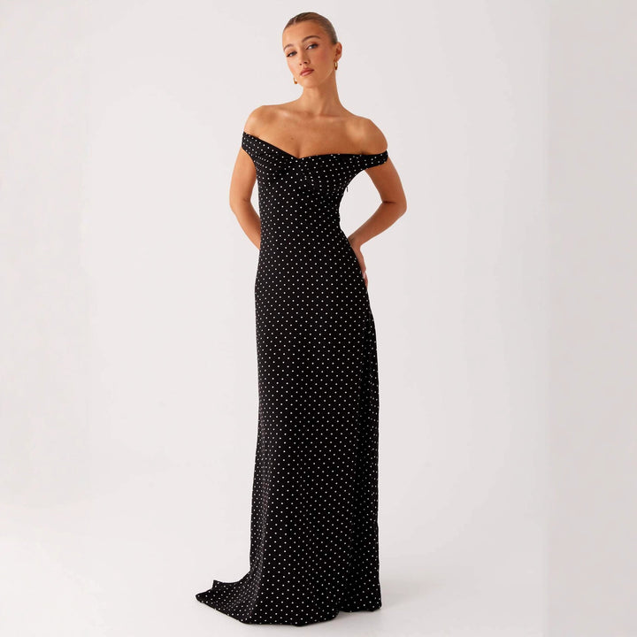 Dame aften kjole med off-shoulder design og elegant prikmønster Skovae