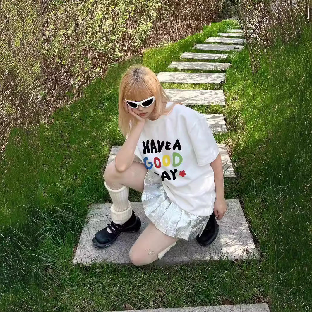 Dame T-shirt med kreativt, farverigt motiv og afslappet pasform Stilla