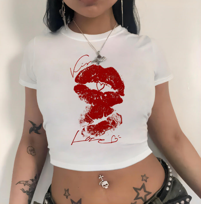 Dame Crop-T-Shirt med animalistisk læbe motiv og iøjnefaldende skrift Skovae