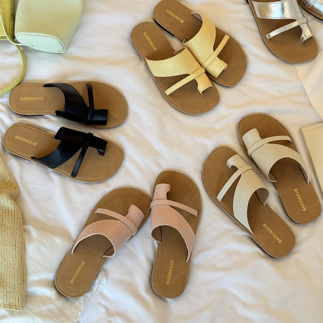 Femme Strappy Slide Sandaler med metalliske accenter Stilla