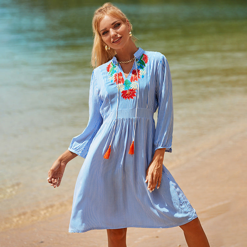 Dame sommerkjole med kunstnerisk broderi og legende franser Stilla