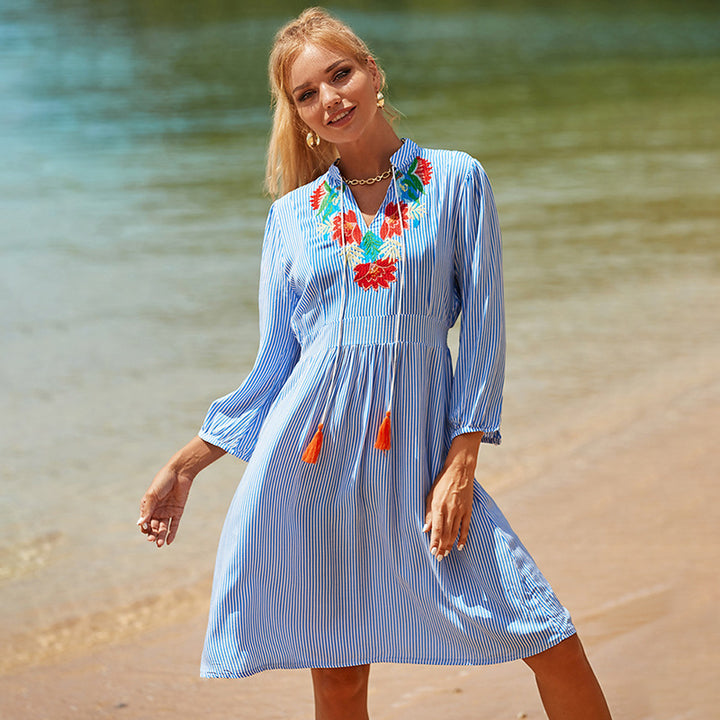 Dame sommerkjole med kunstnerisk broderi og legende franser Stilla