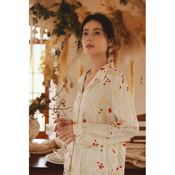 Dame pyjamasæt i flydende satin med blomsterdesign og elegante detaljer Stilla
