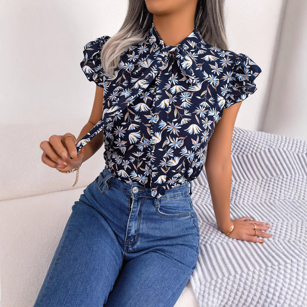 Damebluse med rynkedetaljer og blomstret design Stilla