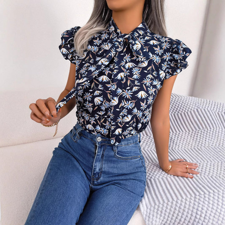 Damebluse med rynkedetaljer og blomstret design Stilla