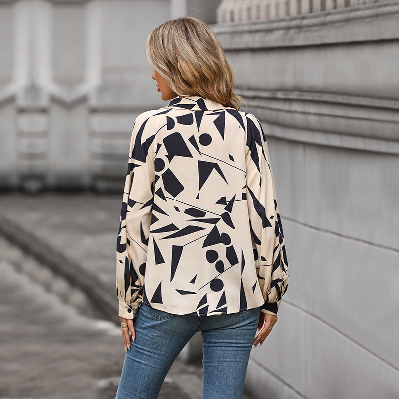 Damebluse med moderne grafisk design og V-hals Stilla
