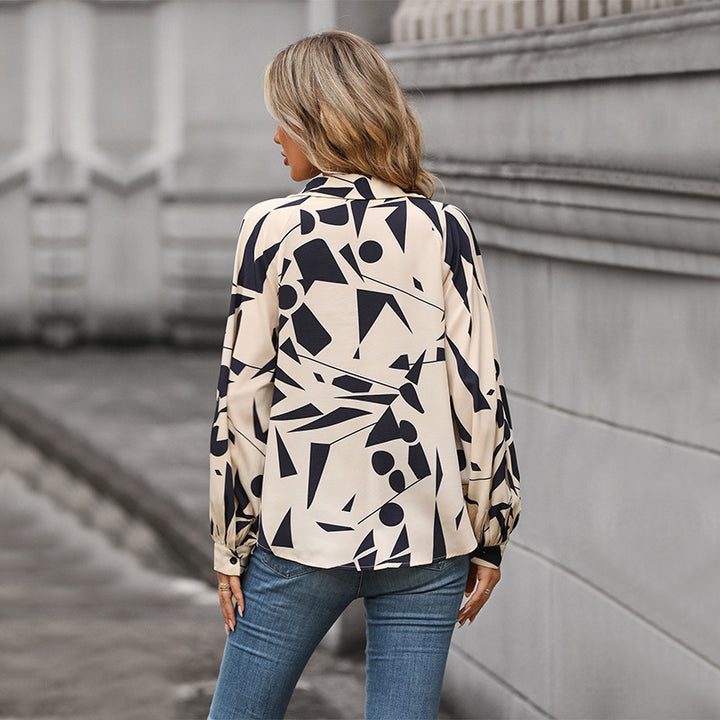 Damebluse med moderne grafisk design og V-hals Stilla