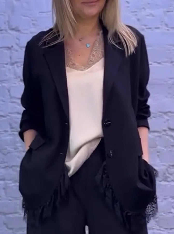 Kvindernes elegante blazerjakke med blonderdetaljer Stilla