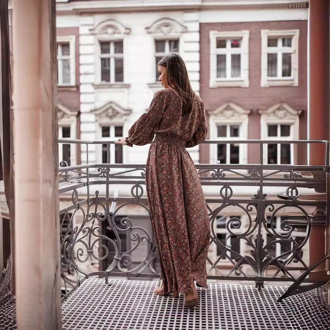 Dame maxikjole med asymmetrisk kant og florale accenter Stilla