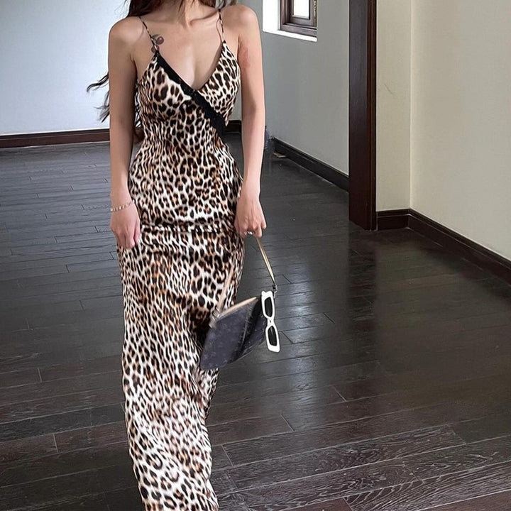 Dame maxikjole i moderne design med animalprint og smalle spaghetti-nylonstropper Stilla