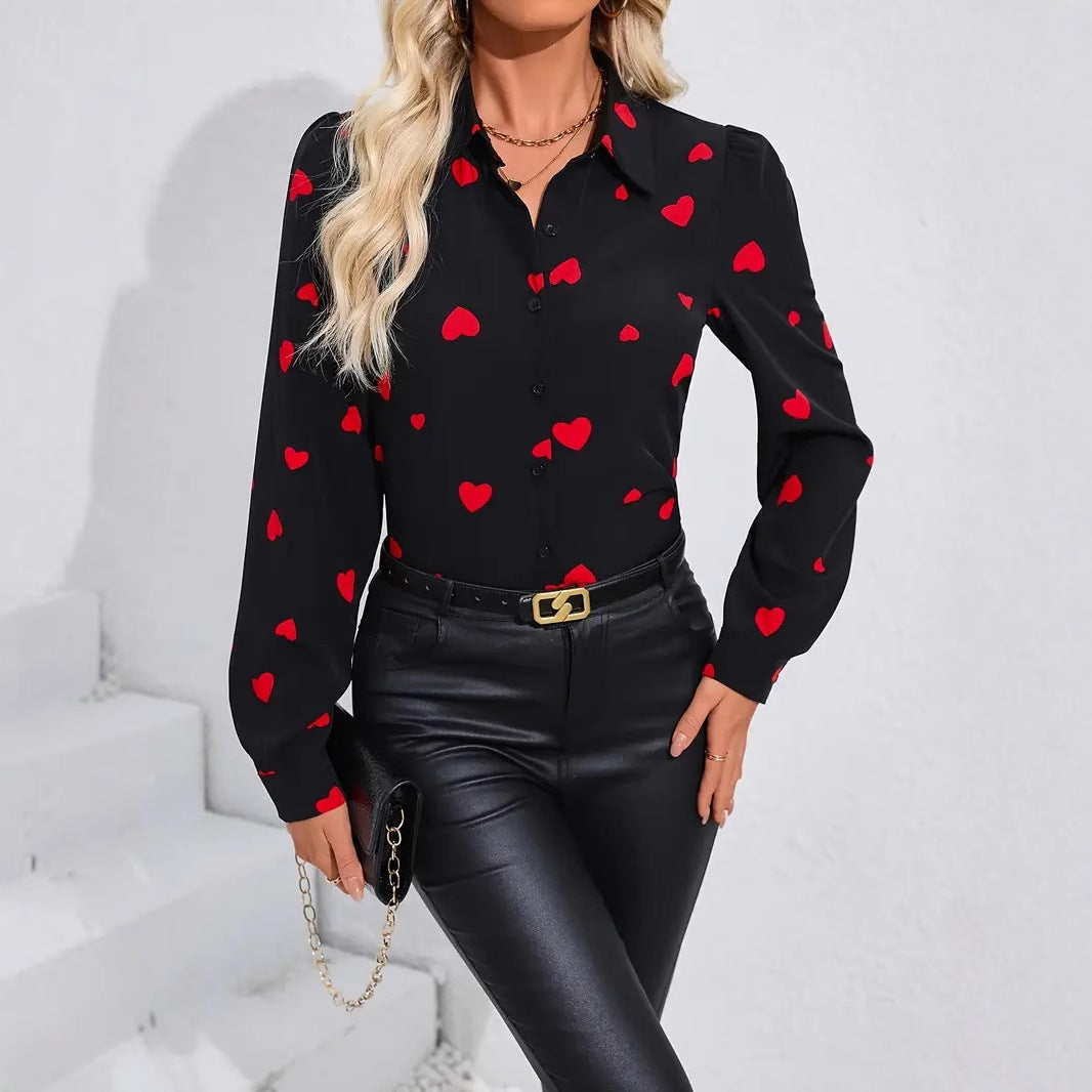 Damebluse med hjerteprint og elegant knaplukning Stilla