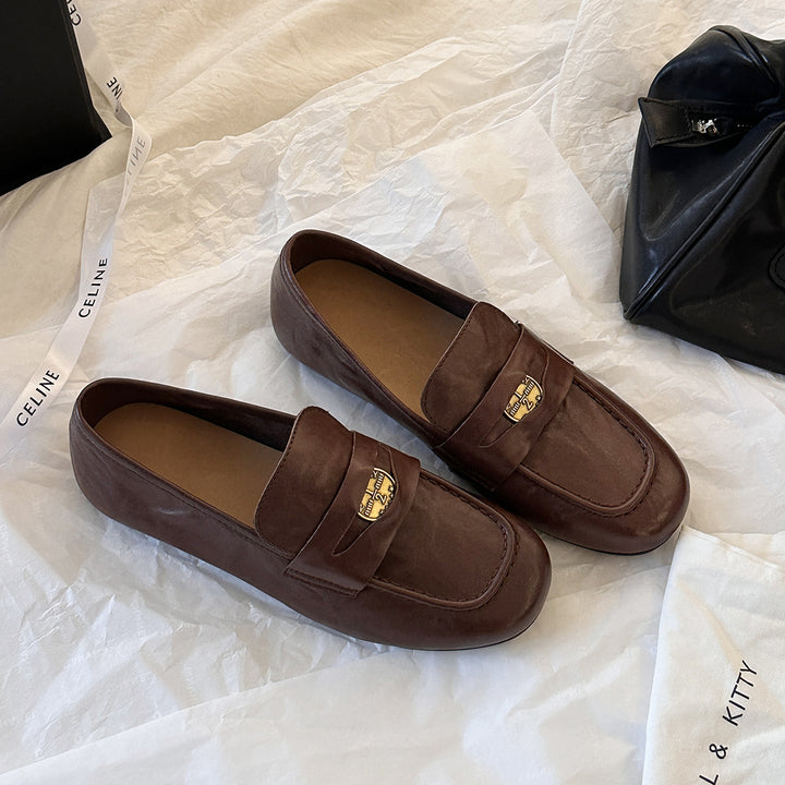 Herrer Sleek Læder Slipper med elegant Metalakcent Stilla
