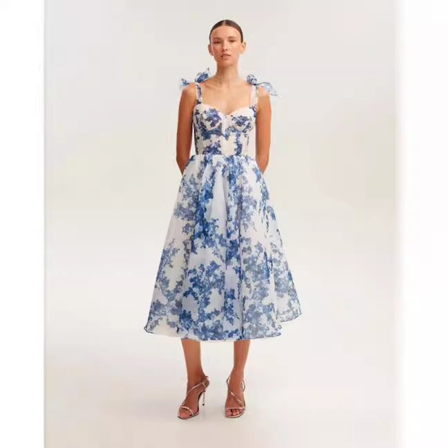 Kvinders midi kjole med blomstret blonde top og delikate volants detaljer