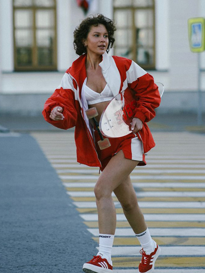 Kvinders sporty fritidssæt med jakke og shorts i moderne design
