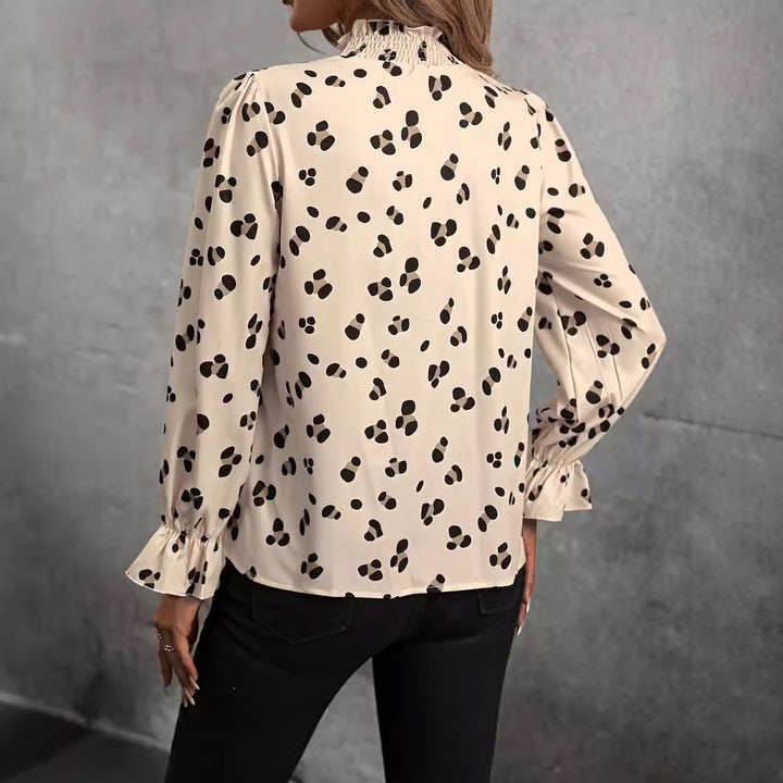 Damebluse med elegante flæsedetaljer og moderne dyremønster Stilla