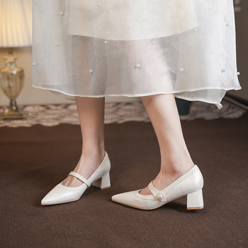 Damechic Pumps med spids tå og blokhæl med perledetalje Stilla